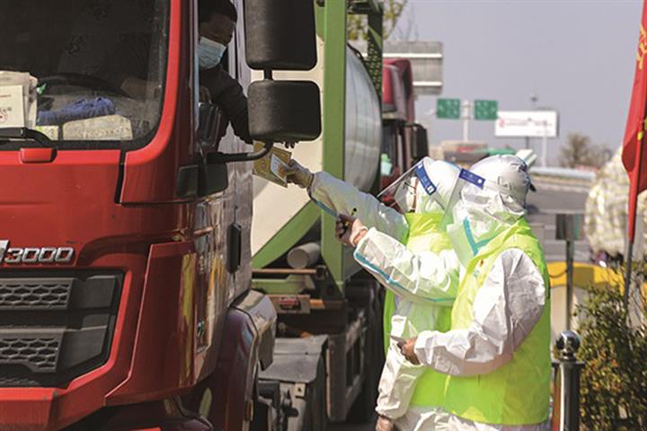 Money Can’t Buy Deliveries in China as Covid-19 Outbreaks Block Routes, Drivers