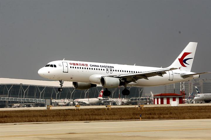 China Eastern’s Shares Rise as Carrier’s Boeing 737-800 Jets Fly Again After March Crash