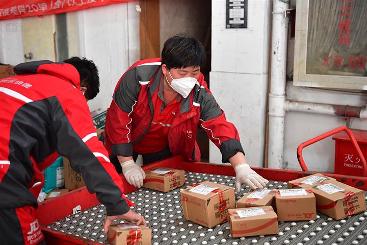 [In Photos] Zhengzhou Courier Tells of Busy Days Ferrying Parcels in Locked-Down Shanghai