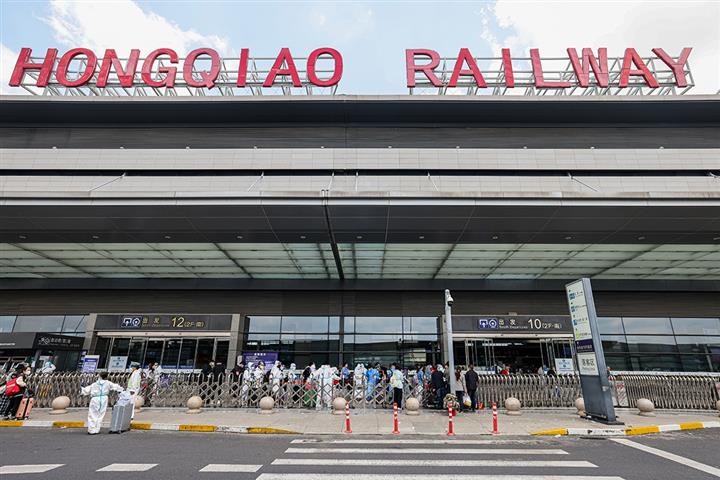 [In Photos] Travelers Slowly Return to Shanghai's Hongqiao Railway Station