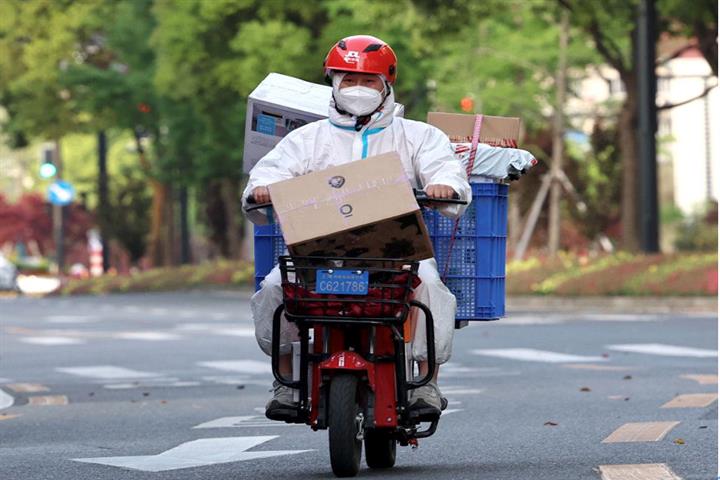 [In Photos] Shanghai Couriers Get Back to Work After Two-Month Lockdown