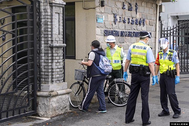 [In Photos] Shanghai’s High Schools Welcome Back Second, Third Year Students