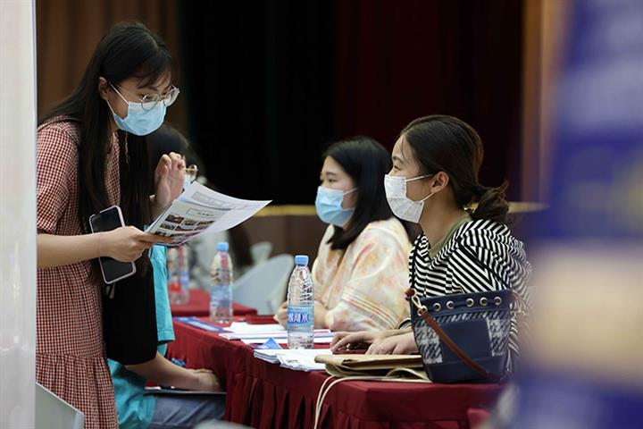 China Grads See Lower Rise in Starting Salaries Amid Pandemic, Report Says