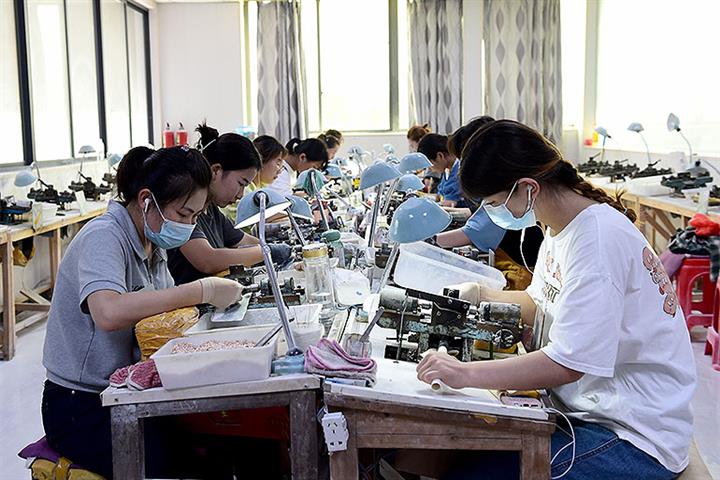 China’s Youth Unemployment Edges Up to 18.4% in May