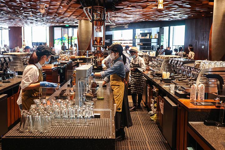 [In Photos] Starbucks Restarts Dine-In Services at 800 Shanghai Outlets