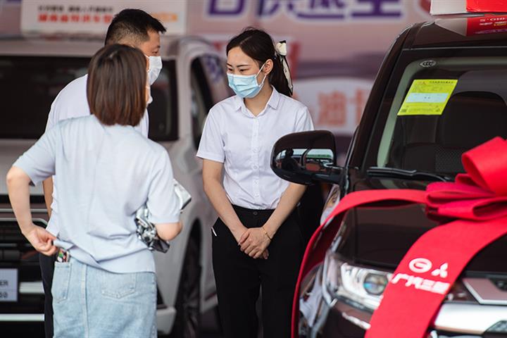 Shanghai Seeks to Spur NEV Sales With Up to USD6,371 Purchase Grant