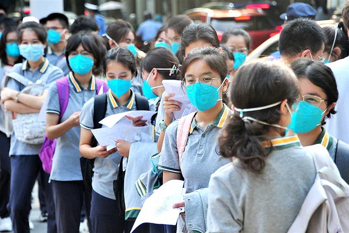 [In Photos] 50,000 Shanghai Students Start Taking Delayed College Entrance Exam