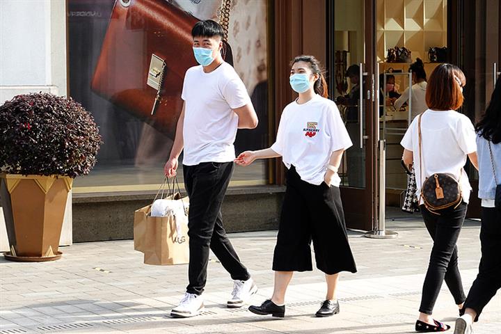 Shanghai Consumer Confidence Holds Up Despite Second-Quarter Drop