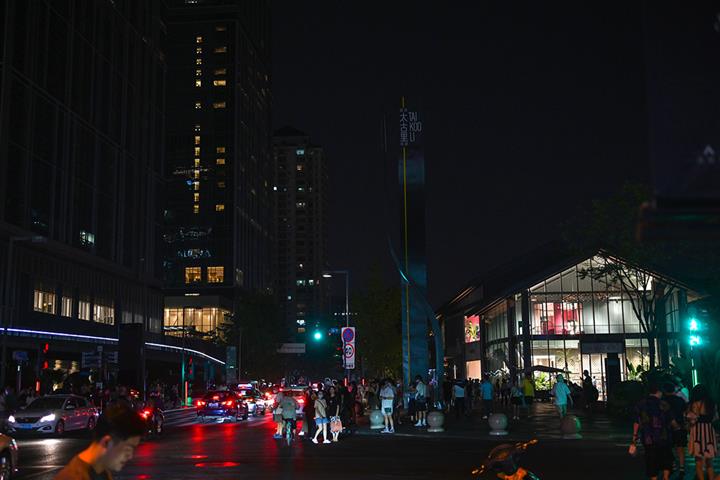 [In Photos] China’s Chengdu Shuts Off Outdoor Lighting to Save Power 