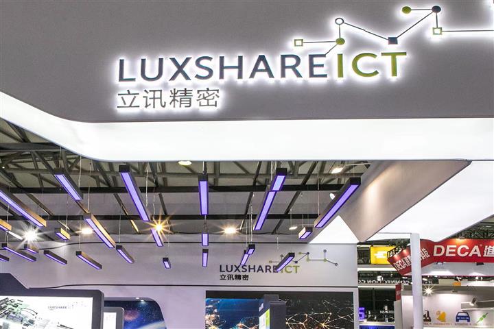 Chinese Apple Supplier LuxShare Rises After Putting Amphenol IP Case to Bed