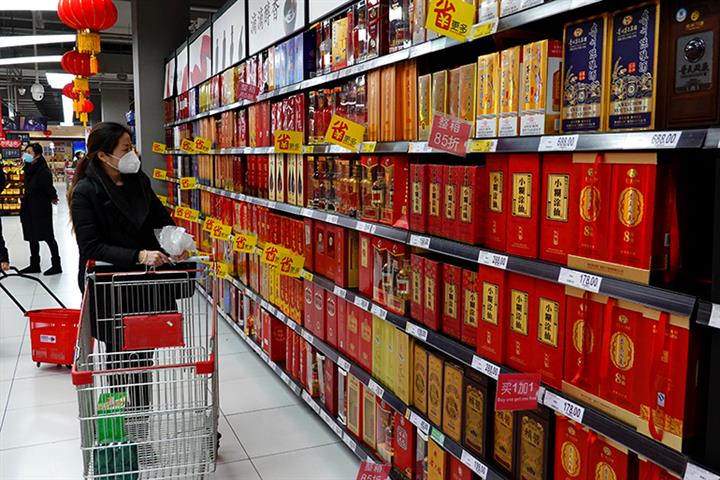 Chinese Liquor Makers Fall Amid Weak Sales Data