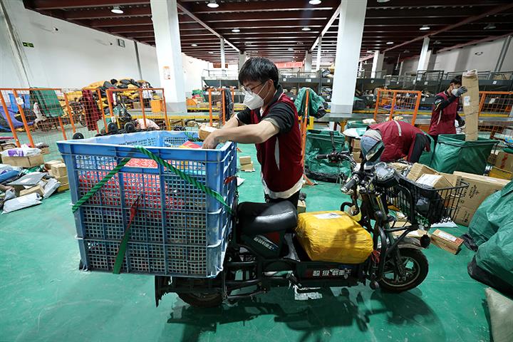 Couriers Vie for Deliverymen Ahead of China’s Biggest Annual Shopping Event