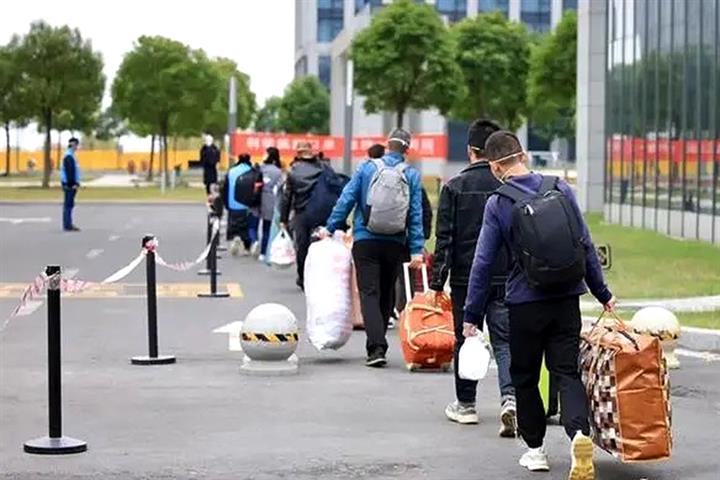 New Recruits Arrive at Apple’s Main China Plant After Covid-19 Scare