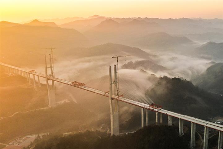 China's Consumer Spending Falls in October, But Infrastructure Investment Stays Upbeat