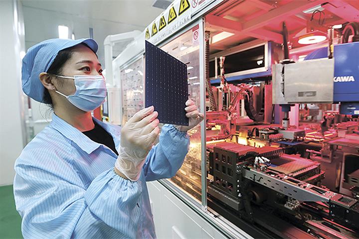 Chinese Solar Wafer Giants Drop Prices as Silicon Shortage Eases