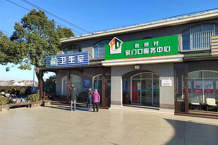 Shanghai Adds 2,594 Fever Clinics to Divert Pressure From Hospitals Amid New Covid Wave