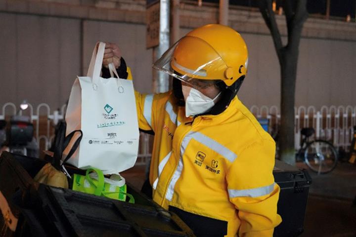 Shanghai’s Takeout, Courier Firms Hire More Deliverymen as Online Orders Soar 