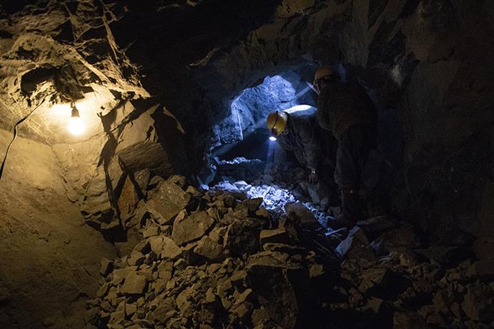 China’s Western Region Gold Falls as Gold Mine Collapses, Traps 18 People   