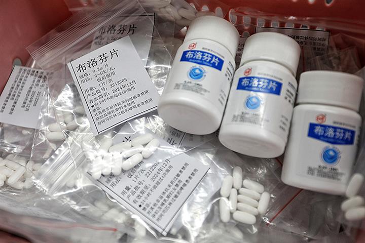 Chinese Pharmacies Split Ibuprofen, Paracetamol Packs to Meet Soaring Demand