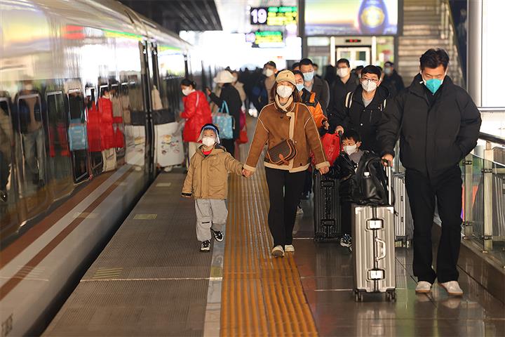 [In Photos] Shanghai Stations Swell With Rail Passengers on First Day of Spring Festival Holiday Rush