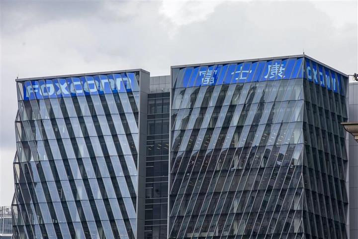 Foxconn Tempts China iPhone Workers Back Early From Holiday With Triple Pay