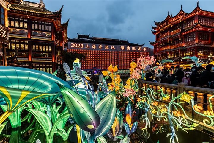 [In Photos] Shanghai’s Yuyuan Garden Limits Lantern Festival Admissions Amid Visitor Throng