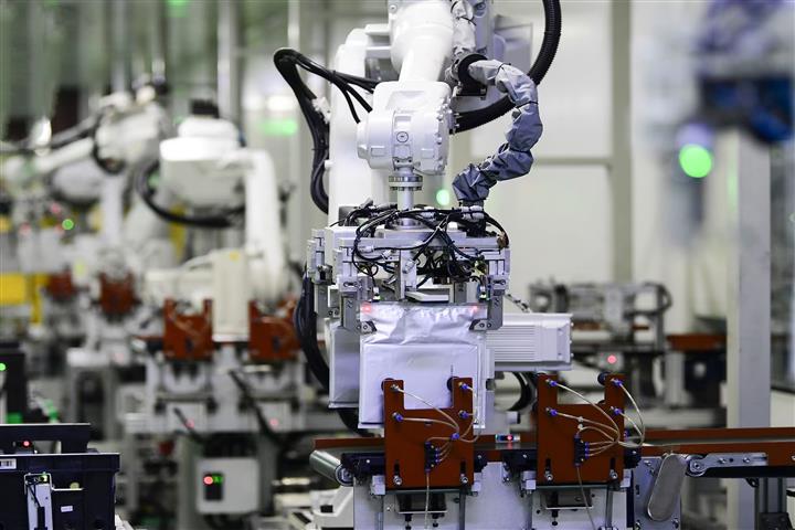 China’s Battery Output, Installed Capacity Fall for First Time in January