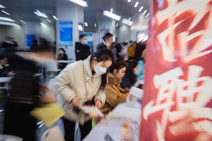 Chinese Firms Dangle Big Salaries Amid High-End Talent Shortage