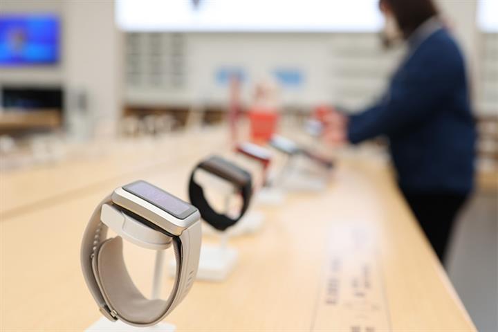 China’s Smartwatch Shipments Fall 8.8% in 2022, Counterpoint Says