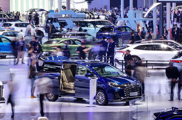 Shanghai Auto Show Visitors Make a Beeline for Chinese NEV Makers