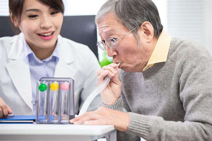 Chinese Researchers Use Exhaled Breath to Screen for Alzheimer’s in Major Breakthrough