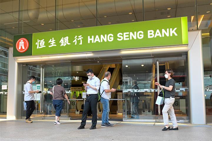 Hong Kong Banks’ Cash Levels Sink to Three-Year Low as Regulator Stems HK Dollar’s Slide