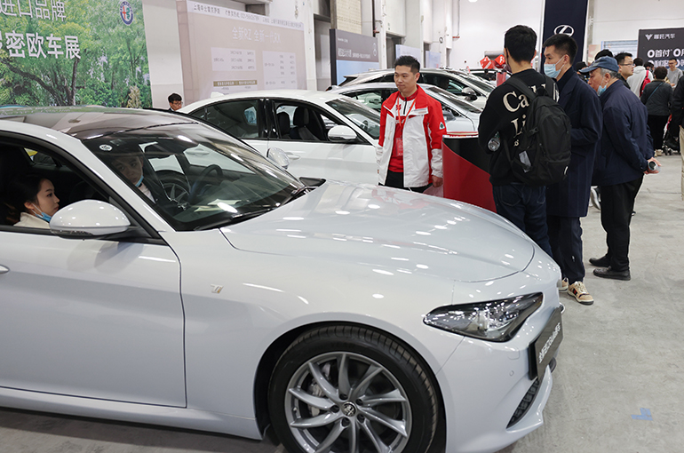 Chinese Carmakers Stick to 3% Sales Boost Forecast in 2023 Amid Weak Demand