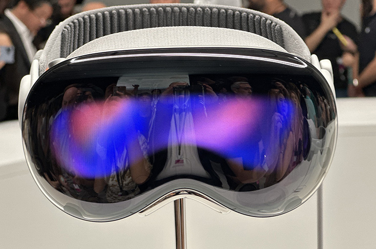 Chinese Apple Suppliers Tumble as US Tech Giant’s First Mixed-Reality Headset Disappoints