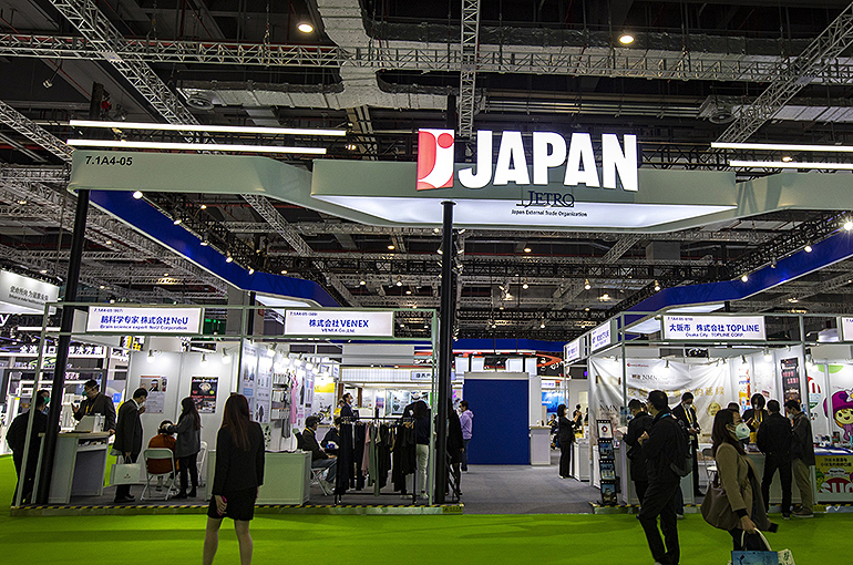 Over One Third of Japanese Firms Plan to Expand in China, Survey Says