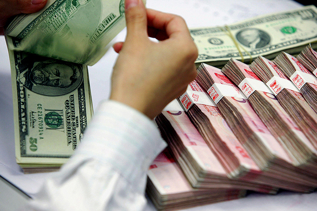 Yuan Weakens Past 7.2 to US Dollar for First Time in Nearly Seven Months After Key Rate Cut