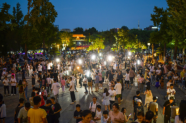 Water Parks, Night-Time Consumption Become Tourist Hotspots in China’s Heatwave