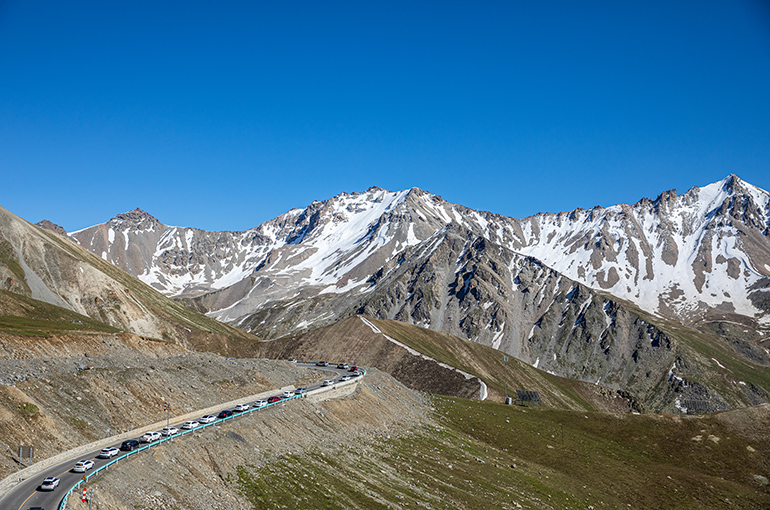 Reopening of China's Prettiest Highway Boosts Tourism in Xinjiang