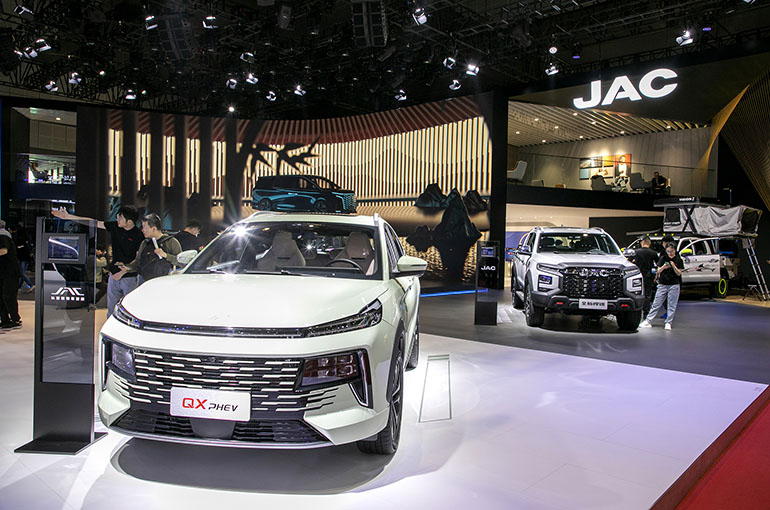 JAC Motors Gains as Chinese Carmaker Returns to Profit in First Half on Strong Exports