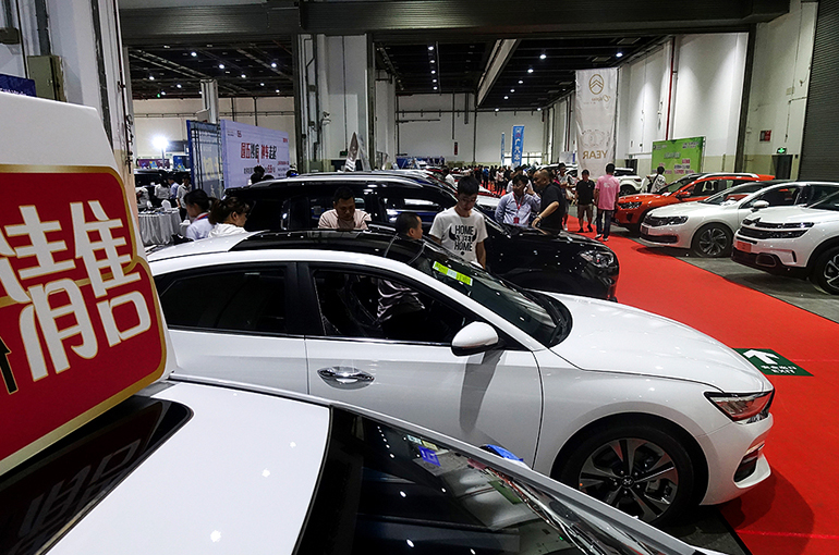 Over Half of Chinese Car Dealers Lost Money in First Half Amid Price Wars