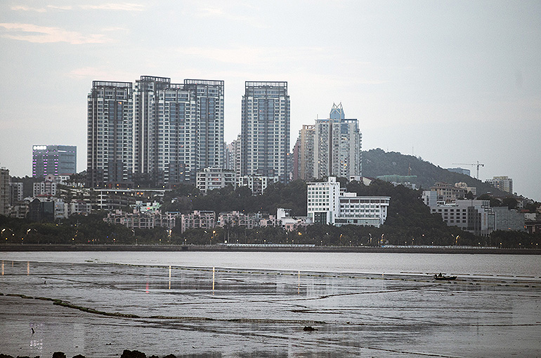 Builders Powerlong, Youngor Halve Prices at Housing Complex in China’s Zhuhai to Spur Sales