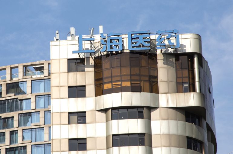 Shanghai Pharma Dips After Regulators Put Former Execs Under Investigation