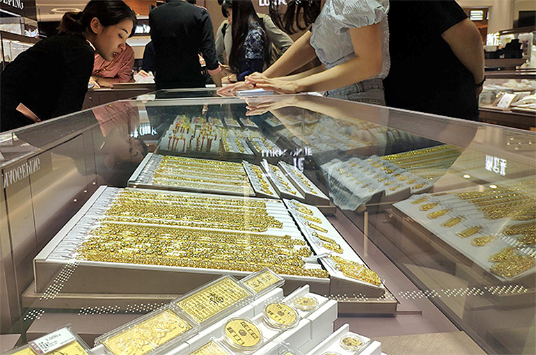 Shanghai Futures Exchange’s Gold Price Soars to Record Amid Yuan Depreciation, Peak Season