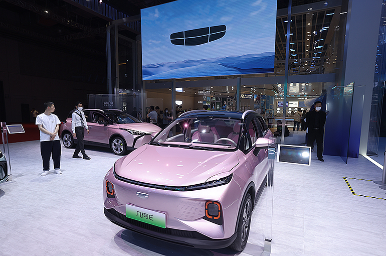 Geely membantah produsen mobil asal China itu berencana membangun pabrik EV di Indonesia