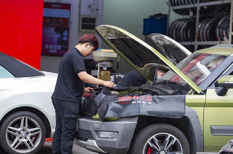 JD.Com’s Auto Services Arm Starts Price War Against Tuhu on Rival’s First Trading Day