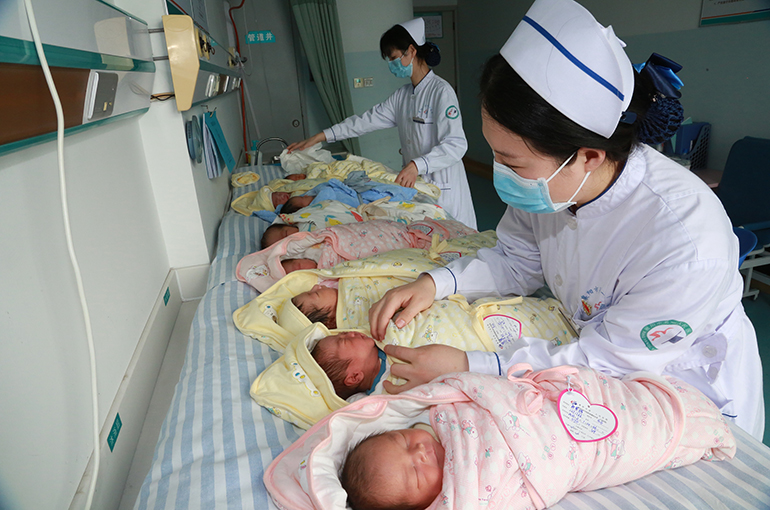 China Should Shift Focus of Maternity Subsidies to First-Child Families, Expert Says