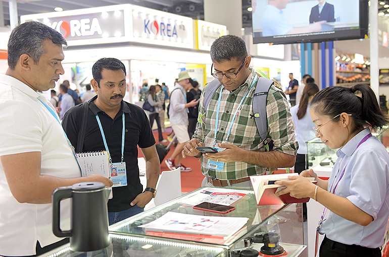 Canton Fair Welcomes Many Buyers, Sellers From Countries Along BRI, Organizer Says