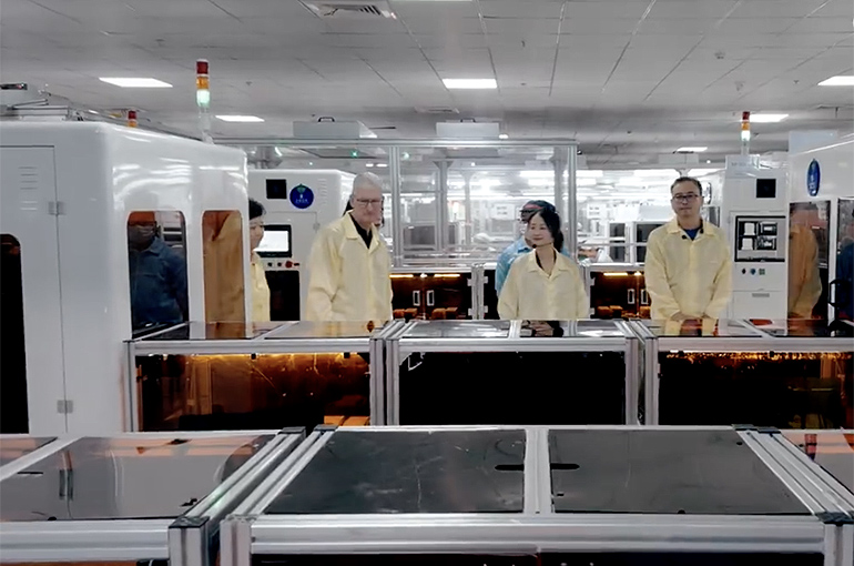 Apple's Tim Cook Praises Upgrades After Visiting Vision Pro Assembler Luxshare in China