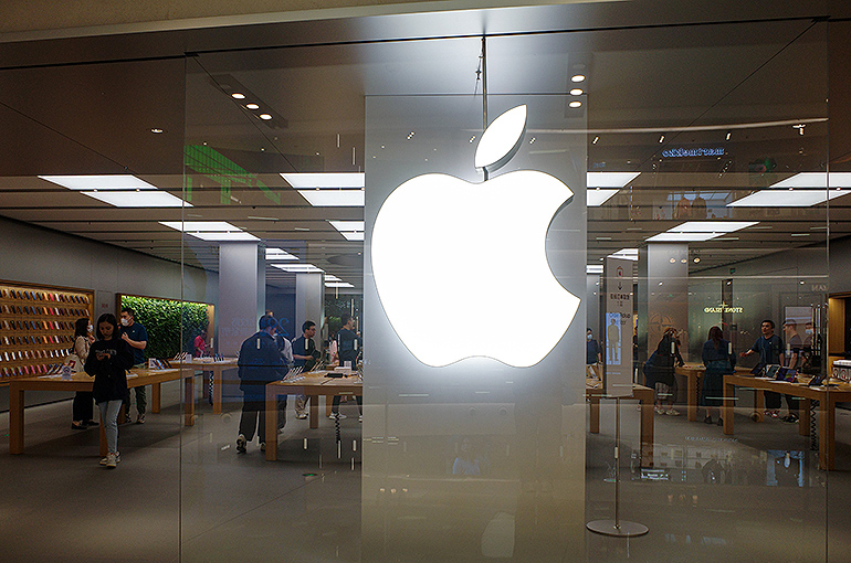 Apple’s Tim Cook Is Upbeat on China Despite Quarterly Revenue Drop