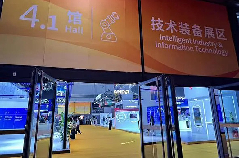 Exhibitors at CIIE’s Technical Equipment Area Follow New Trends in Chinese Manufacturing Industry